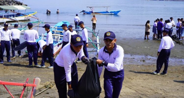 Kodaeral VIII membersihkan Pantai Karang Ria, salah satu destinasi wisata di Kota Manado, Sulawesi Utara, serta menggelar bakti sosial dan bakti kesehatan menjelang ulang tahun TNI AL. Sumber foto: Antara