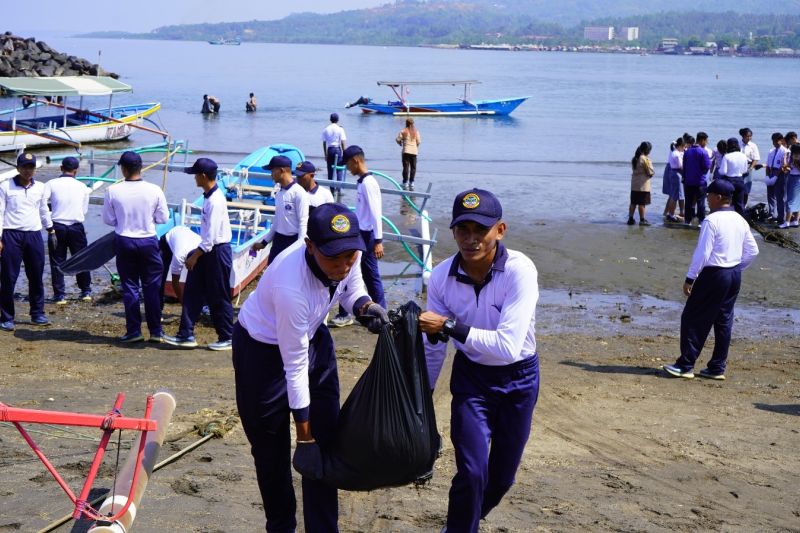 Kodaeral VIII membersihkan Pantai Karang Ria, salah satu destinasi wisata di Kota Manado, Sulawesi Utara, serta menggelar bakti sosial dan bakti kesehatan menjelang ulang tahun TNI AL. Sumber foto: Antara Kodaeral VIII membersihkan Pantai Karang Ria, salah satu destinasi wisata di Kota Manado, Sulawesi Utara, serta menggelar bakti sosial dan bakti kesehatan menjelang ulang tahun TNI AL. Sumber foto: Antara