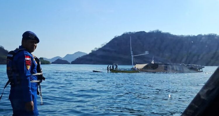 Kapal wisata KM Yukai tenggelam di perairan Labuan Bajo, Kabupaten Manggarai Barat, Nusa Tenggara Timur, Minggu (27/9/2026). Sumber foto: Antara