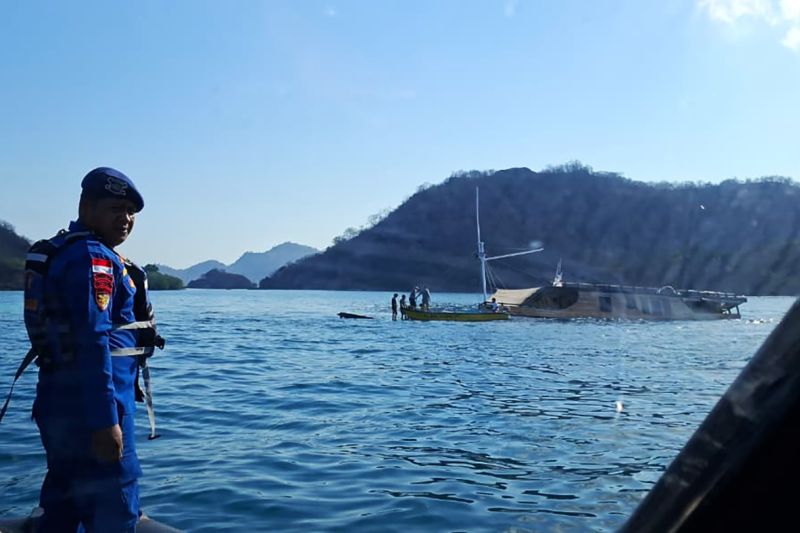 Kapal wisata KM Yukai tenggelam di perairan Labuan Bajo, Kabupaten Manggarai Barat, Nusa Tenggara Timur, Minggu (27/9/2026). Sumber foto: Antara Kapal wisata KM Yukai tenggelam di perairan Labuan Bajo, Kabupaten Manggarai Barat, Nusa Tenggara Timur, Minggu (27/9/2026). Sumber foto: Antara
