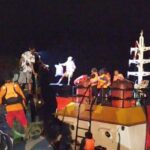 Tim SAR Gabungan saat melakukan proses evakuasi korban tenggelamnya kapal LCT Cahaya Permata Hati di Perairan Puriri, Kabupaten Mimika, Papua Tengah. Sumber foto: Antara