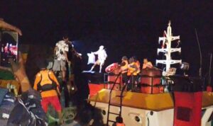 Tim SAR Gabungan saat melakukan proses evakuasi korban tenggelamnya kapal LCT Cahaya Permata Hati di Perairan Puriri, Kabupaten Mimika, Papua Tengah. Sumber foto: Antara
