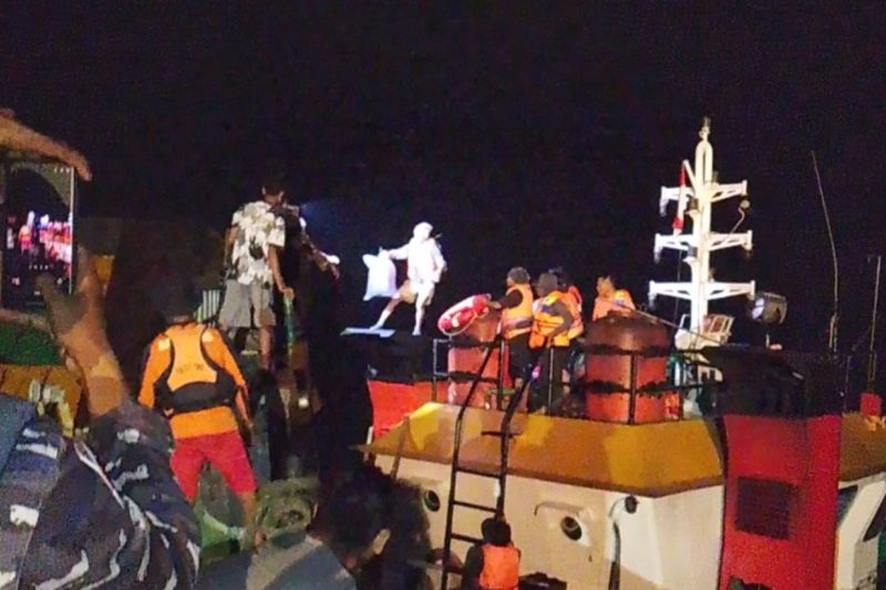 Tim SAR Gabungan saat melakukan proses evakuasi korban tenggelamnya kapal LCT Cahaya Permata Hati di Perairan Puriri, Kabupaten Mimika, Papua Tengah. Sumber foto: Antara Tim SAR Gabungan saat melakukan proses evakuasi korban tenggelamnya kapal LCT Cahaya Permata Hati di Perairan Puriri, Kabupaten Mimika, Papua Tengah. Sumber foto: Antara