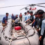 Ilustrasi - Sejumlah personel TNI AL mengangkat perahu karet saat operasi SAR KM Virgo Transport 8 di Perairan Laut Jawa, Rabu (16/9/2026). Sumber foto: Antara