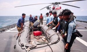 Ilustrasi - Sejumlah personel TNI AL mengangkat perahu karet saat operasi SAR KM Virgo Transport 8 di Perairan Laut Jawa, Rabu (16/9/2026). Sumber foto: Antara
