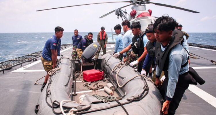 Ilustrasi - Sejumlah personel TNI AL mengangkat perahu karet saat operasi SAR KM Virgo Transport 8 di Perairan Laut Jawa, Rabu (16/9/2026). Sumber foto: Antara