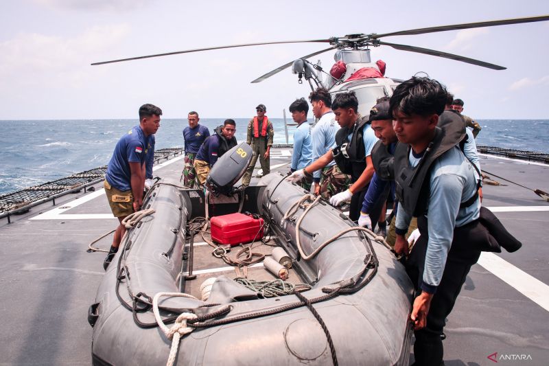 Ilustrasi - Sejumlah personel TNI AL mengangkat perahu karet saat operasi SAR KM Virgo Transport 8 di Perairan Laut Jawa, Rabu (16/9/2026). Sumber foto: Antara Ilustrasi - Sejumlah personel TNI AL mengangkat perahu karet saat operasi SAR KM Virgo Transport 8 di Perairan Laut Jawa, Rabu (16/9/2026). Sumber foto: Antara