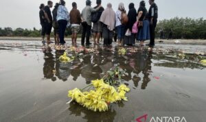 Sejumlah anggota keluarga dan kerabat dari salah satu jurnalis yang hilang kontak berfoto bersama usai tabur bunga di Pantai Pagedongan, Pandeglang, Banten, Jumat (18/9/2026). Keluarga, kerabat, dan rekan jurnalis menggelar prosesi tabur bunga di sekitar titik awal keberangkatan lima jurnalis, dua awak kapal, dan seorang pemandu untuk meliput erupsi Gunung Anak Krakatau setelah Tim SAR gabungan menghentikan operasi pencarian selama 10 hari. Sumber foto: Antara Sejumlah anggota keluarga dan kerabat dari salah satu jurnalis yang hilang kontak berfoto bersama usai tabur bunga di Pantai Pagedongan, Pandeglang, Banten, Jumat (18/9/2026). Keluarga, kerabat, dan rekan jurnalis menggelar prosesi tabur bunga di sekitar titik awal keberangkatan lima jurnalis, dua awak kapal, dan seorang pemandu untuk meliput erupsi Gunung Anak Krakatau setelah Tim SAR gabungan menghentikan operasi pencarian selama 10 hari. Sumber foto: Antara