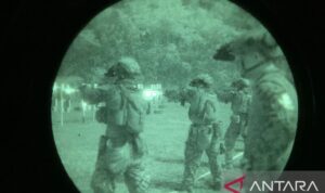 Pasukan Korps Marinir mengikuti latihan menembak saat malam hari dalam ajang Latihan Gabungan Bersama (Latgabma) Super Garuda Shield (SGS) 2026 di Batalyon Infanteri 9 Marinir, Teluk Pandan, Pesawaran, Lampung, Kamis (4/9/2026). Sumber foto: Antara Pasukan Korps Marinir mengikuti latihan menembak saat malam hari dalam ajang Latihan Gabungan Bersama (Latgabma) Super Garuda Shield (SGS) 2026 di Batalyon Infanteri 9 Marinir, Teluk Pandan, Pesawaran, Lampung, Kamis (4/9/2026). Sumber foto: Antara