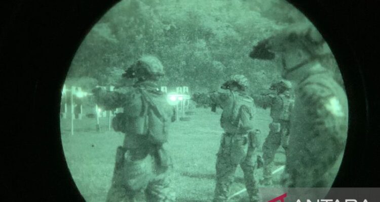 Pasukan Korps Marinir mengikuti latihan menembak saat malam hari dalam ajang Latihan Gabungan Bersama (Latgabma) Super Garuda Shield (SGS) 2026 di Batalyon Infanteri 9 Marinir, Teluk Pandan, Pesawaran, Lampung, Kamis (4/9/2026). Sumber foto: Antara