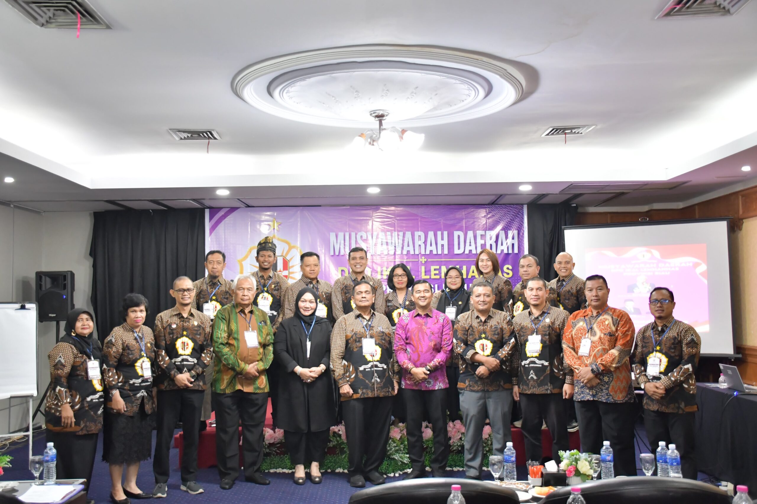 Ketua Terpilih DPD IKAL Provinsi Riau, Eka Putra (depan/empat dari kanan) bersama para peserta Munas DPD IKAL Prov Riau di Pekanbaru, Sabtu (5/9/2026). Sumber foto: Indomaritim.com/DPD IKAL Prov. Riau Ketua Terpilih DPD IKAL Provinsi Riau, Eka Putra (depan/empat dari kanan) bersama para peserta Munas DPD IKAL Prov Riau di Pekanbaru, Sabtu (5/9/2026). Sumber foto: Indomaritim.com/DPD IKAL Prov. Riau