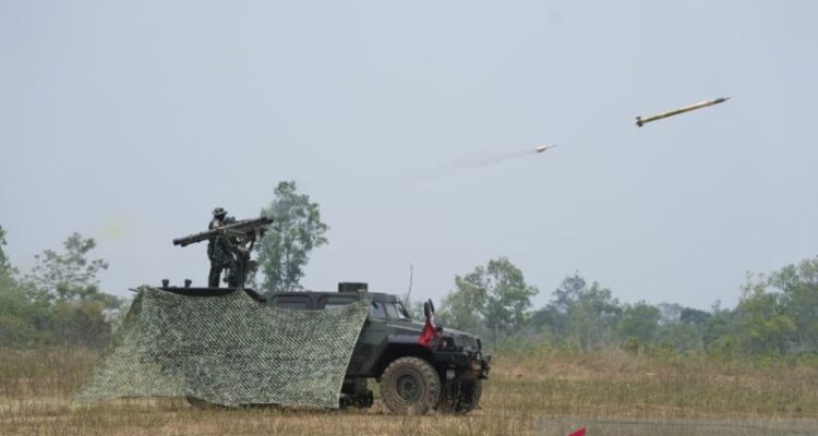 Personel TNI menembakan rudal Mistral dalam ajang Latgabm Super Garuda Shield (SGS) yang digelar di Lapangan Tembak Staling Armed Puslatpur Kodiklat TNI AD, Martapura, Sumatera Selatan, Rabu (9/9/2026). Sumber foto: Antara