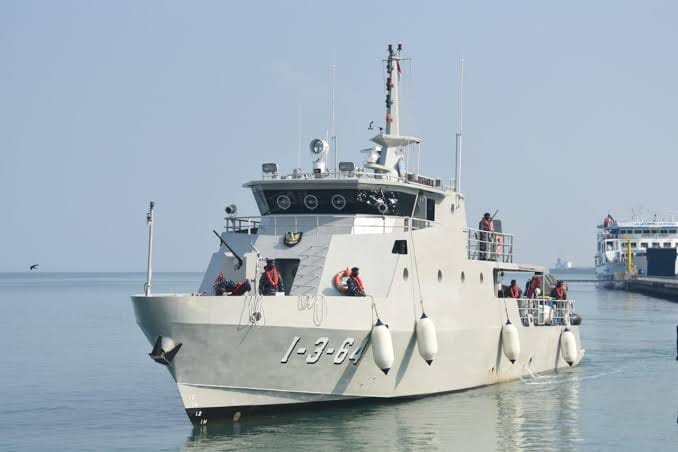 Kapal Angkatan Laut (KAL) Anyer I-3-64 dari Pangkalan TNI AL (Lanal) Banten. Sumber foto: indomaritim.com/Hes Kapal Angkatan Laut (KAL) Anyer I-3-64 dari Pangkalan TNI AL (Lanal) Banten. Sumber foto: indomaritim.com/Hes