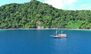 Kapal melintas di perairan Pulau Teon, Nila, dan Serua (TNS) di Kabupaten Maluku Tengah, Maluku. Sumber foto: Antara Kapal melintas di perairan Pulau Teon, Nila, dan Serua (TNS) di Kabupaten Maluku Tengah, Maluku. Sumber foto: Antara