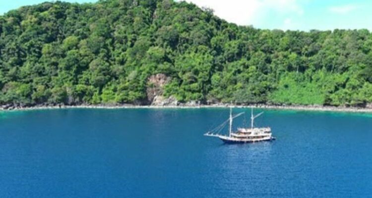 Kapal melintas di perairan Pulau Teon, Nila, dan Serua (TNS) di Kabupaten Maluku Tengah, Maluku. Sumber foto: Antara
