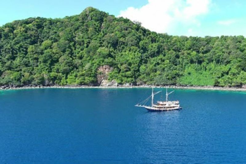 Kapal melintas di perairan Pulau Teon, Nila, dan Serua (TNS) di Kabupaten Maluku Tengah, Maluku. Sumber foto: Antara Kapal melintas di perairan Pulau Teon, Nila, dan Serua (TNS) di Kabupaten Maluku Tengah, Maluku. Sumber foto: Antara