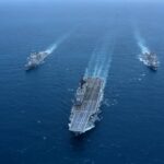Kapal induk ITS Giuseppe Garibaldi memasuki perairan Indonesia dengan dikawal fregat TNI AL: KRI Brawijaya-320 dan KRI Prabu Siliwangi-321. Sumber foto: Dinas Penerangan TNI AL