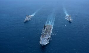 Kapal induk ITS Giuseppe Garibaldi memasuki perairan Indonesia dengan dikawal fregat TNI AL: KRI Brawijaya-320 dan KRI Prabu Siliwangi-321. Sumber foto: Dinas Penerangan TNI AL