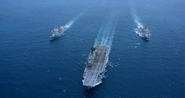 Kapal induk ITS Giuseppe Garibaldi memasuki perairan Indonesia dengan dikawal fregat TNI AL: KRI Brawijaya-320 dan KRI Prabu Siliwangi-321. Sumber foto: Dinas Penerangan TNI AL
