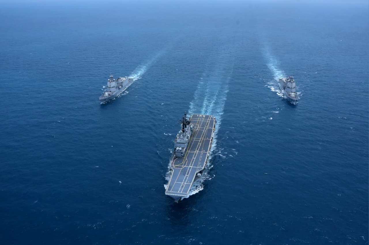 Kapal induk ITS Giuseppe Garibaldi memasuki perairan Indonesia dengan dikawal fregat TNI AL: KRI Brawijaya-320 dan KRI Prabu Siliwangi-321. Sumber foto: Dinas Penerangan TNI AL Kapal induk ITS Giuseppe Garibaldi memasuki perairan Indonesia dengan dikawal fregat TNI AL: KRI Brawijaya-320 dan KRI Prabu Siliwangi-321. Sumber foto: Dinas Penerangan TNI AL