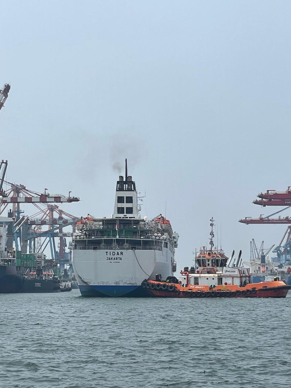 Kapal Pelni, KM Tidar saat hendak sandar di buritan KRI Sriwijaya. Foto: indomaritim.com/Hes