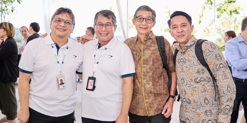 Benjamin Chand (Project Manager SCC), Mohammad Noor Ibrahim (Project Manager , Technology & IT SCC), Sudjiwo Husodo (CEO Sqiva Group), William Sitorus (IT Project Manager Sqiva) pada peresmian  CFOS di HarbourFront Singapore. Sumber foto: Sqiva 
