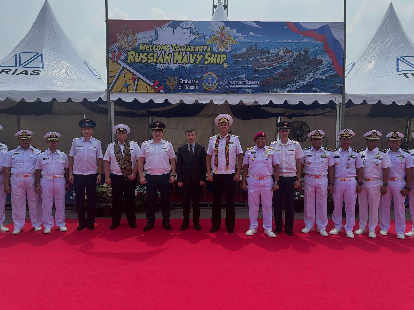 Pejabat TNI AL, bersama pejabat AL Rusia serta Duta Besar Rusia untuk Indonesia menyambut kedatangan kapal perang Rusia di Pelabuhan Tanjung Priok, Rabu (30/9). Foto: Indomaritim.com/Hes