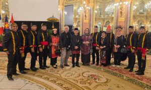 Duta Besar RI untuk Prancis, Moh. Oemar (tengah) bersama Delegasi PINKAN dipimpin ketua umum Penny Marsetio foto bersama pada acara di KBRI Paris. Sumber foto: Indomaritim.com/Ist
