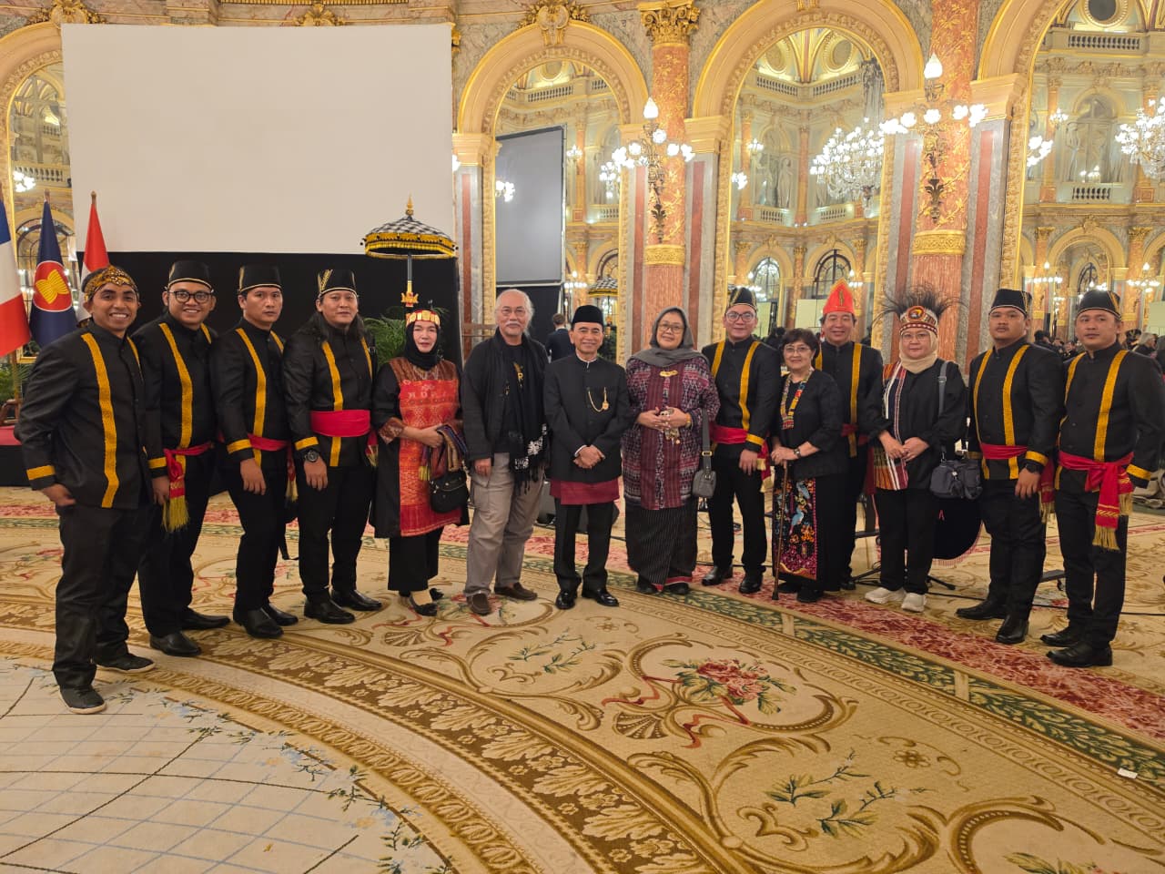 Duta Besar RI untuk Prancis, Moh. Oemar (tengah) bersama Delegasi PINKAN dipimpin ketua umum Penny Marsetio foto bersama pada acara di KBRI Paris. Sumber foto: Indomaritim.com/Ist26-09-30 at 17.05.29 Duta Besar RI untuk Prancis, Moh. Oemar (tengah) bersama Delegasi PINKAN dipimpin ketua umum Penny Marsetio foto bersama pada acara di KBRI Paris. Sumber foto: Indomaritim.com/Ist