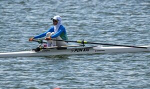 Foto arsip - Pedayung Mutiara Rahma Putri (tengah) memacu perahunya pada final dayung rowing putri nomor light weight single sculls (LW1X) PON XXI Aceh-Sumut 2024 di Waduk Keuliling Indrapuri, Aceh Besar, Aceh, Kamis (12/9/2024). Mutiara Rahma Putri berhasil meraih medali emas setelah finis pertama dengan catatan waktu 8 menit 35,692 detik. Sumber foto: Antara