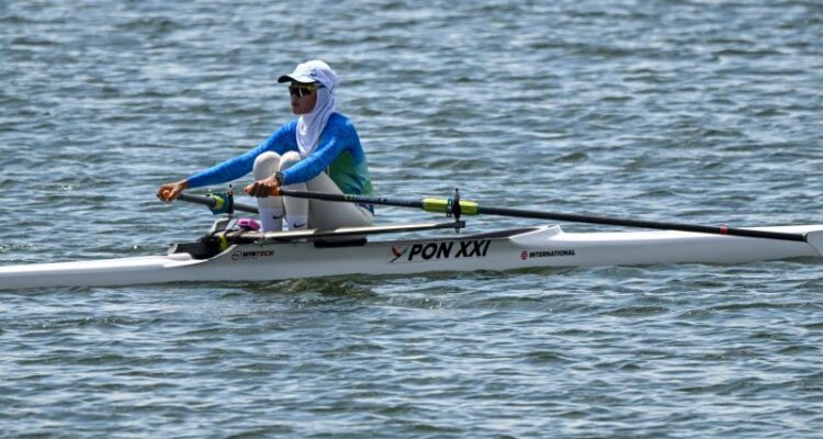Foto arsip - Pedayung Mutiara Rahma Putri (tengah) memacu perahunya pada final dayung rowing putri nomor light weight single sculls (LW1X) PON XXI Aceh-Sumut 2024 di Waduk Keuliling Indrapuri, Aceh Besar, Aceh, Kamis (12/9/2024). Mutiara Rahma Putri berhasil meraih medali emas setelah finis pertama dengan catatan waktu 8 menit 35,692 detik. Sumber foto: Antara