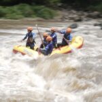 Foto dokumentasi - Peserta mengikuti Kejuaraan Nasional (Kejurnas) Arung Jeram 2022 di Sungai Pekalen, Jawa Timur. Sumber foto: Antara