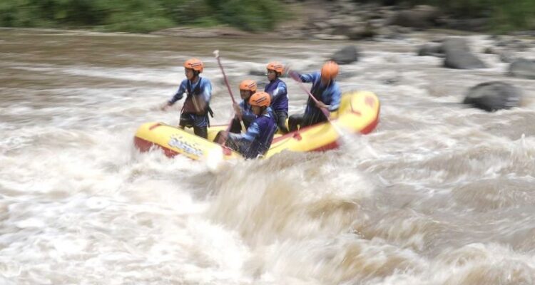 Foto dokumentasi - Peserta mengikuti Kejuaraan Nasional (Kejurnas) Arung Jeram 2022 di Sungai Pekalen, Jawa Timur. Sumber foto: Antara