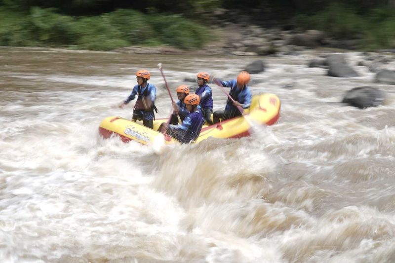 Foto dokumentasi - Peserta mengikuti Kejuaraan Nasional (Kejurnas) Arung Jeram 2022 di Sungai Pekalen, Jawa Timur. Sumber foto: Antara Foto dokumentasi - Peserta mengikuti Kejuaraan Nasional (Kejurnas) Arung Jeram 2022 di Sungai Pekalen, Jawa Timur. Sumber foto: Antara