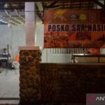 Kepala Seksi Operasi Basarnas Banten Rizki Dwianto (kedua kiri) menyampaikan keterangan pers terkait penumpang kapal yang hilang kontak di Posko SAR Nasional, Pandeglang, Banten, Selasa (8/9/2026). Basarnas menggelar operasi pencarian sebuah kapal cepat yang membawa rombongan jurnalis termasuk pewarta foto LKBN Antara yang dilaporkan hilang kontak di perairan Selat Sunda saat meliput erupsi Gunung Anak Krakatau. Sumber foto: Antara