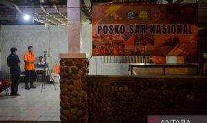 Kepala Seksi Operasi Basarnas Banten Rizki Dwianto (kedua kiri) menyampaikan keterangan pers terkait penumpang kapal yang hilang kontak di Posko SAR Nasional, Pandeglang, Banten, Selasa (8/9/2026). Basarnas menggelar operasi pencarian sebuah kapal cepat yang membawa rombongan jurnalis termasuk pewarta foto LKBN Antara yang dilaporkan hilang kontak di perairan Selat Sunda saat meliput erupsi Gunung Anak Krakatau. Sumber foto: Antara Kepala Seksi Operasi Basarnas Banten Rizki Dwianto (kedua kiri) menyampaikan keterangan pers terkait penumpang kapal yang hilang kontak di Posko SAR Nasional, Pandeglang, Banten, Selasa (8/9/2026). Basarnas menggelar operasi pencarian sebuah kapal cepat yang membawa rombongan jurnalis termasuk pewarta foto LKBN Antara yang dilaporkan hilang kontak di perairan Selat Sunda saat meliput erupsi Gunung Anak Krakatau. Sumber foto: Antara