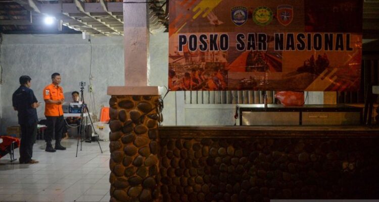 Kepala Seksi Operasi Basarnas Banten Rizki Dwianto (kedua kiri) menyampaikan keterangan pers terkait penumpang kapal yang hilang kontak di Posko SAR Nasional, Pandeglang, Banten, Selasa (8/9/2026). Basarnas menggelar operasi pencarian sebuah kapal cepat yang membawa rombongan jurnalis termasuk pewarta foto LKBN Antara yang dilaporkan hilang kontak di perairan Selat Sunda saat meliput erupsi Gunung Anak Krakatau. Sumber foto: Antara