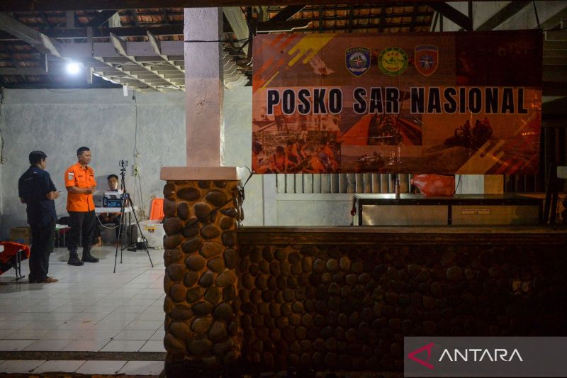 Kepala Seksi Operasi Basarnas Banten Rizki Dwianto (kedua kiri) menyampaikan keterangan pers terkait penumpang kapal yang hilang kontak di Posko SAR Nasional, Pandeglang, Banten, Selasa (8/9/2026). Basarnas menggelar operasi pencarian sebuah kapal cepat yang membawa rombongan jurnalis termasuk pewarta foto LKBN Antara yang dilaporkan hilang kontak di perairan Selat Sunda saat meliput erupsi Gunung Anak Krakatau. Sumber foto: Antara Kepala Seksi Operasi Basarnas Banten Rizki Dwianto (kedua kiri) menyampaikan keterangan pers terkait penumpang kapal yang hilang kontak di Posko SAR Nasional, Pandeglang, Banten, Selasa (8/9/2026). Basarnas menggelar operasi pencarian sebuah kapal cepat yang membawa rombongan jurnalis termasuk pewarta foto LKBN Antara yang dilaporkan hilang kontak di perairan Selat Sunda saat meliput erupsi Gunung Anak Krakatau. Sumber foto: Antara