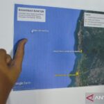 Personel Basarnas Banten menunjukkan peta posisi terakhir kapal yang hilang kontak di Posko SAR Nasional, Pandeglang, Banten, Selasa (8/9/2026). Basarnas menggelar operasi pencarian sebuah kapal cepat yang membawa rombongan jurnalis termasuk pewarta foto LKBN Antara yang dilaporkan hilang kontak di perairan Selat Sunda saat meliput erupsi Gunung Anak Krakatau. Sumber foto: Antara
