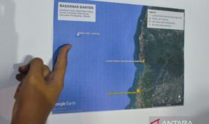 Personel Basarnas Banten menunjukkan peta posisi terakhir kapal yang hilang kontak di Posko SAR Nasional, Pandeglang, Banten, Selasa (8/9/2026). Basarnas menggelar operasi pencarian sebuah kapal cepat yang membawa rombongan jurnalis termasuk pewarta foto LKBN Antara yang dilaporkan hilang kontak di perairan Selat Sunda saat meliput erupsi Gunung Anak Krakatau. Sumber foto: Antara Personel Basarnas Banten menunjukkan peta posisi terakhir kapal yang hilang kontak di Posko SAR Nasional, Pandeglang, Banten, Selasa (8/9/2026). Basarnas menggelar operasi pencarian sebuah kapal cepat yang membawa rombongan jurnalis termasuk pewarta foto LKBN Antara yang dilaporkan hilang kontak di perairan Selat Sunda saat meliput erupsi Gunung Anak Krakatau. Sumber foto: Antara