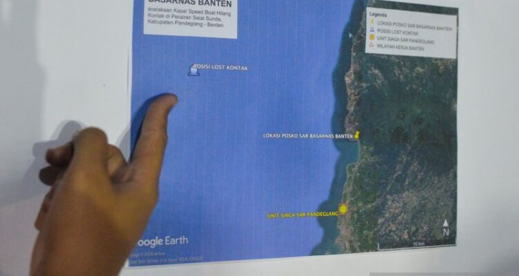 Personel Basarnas Banten menunjukkan peta posisi terakhir kapal yang hilang kontak di Posko SAR Nasional, Pandeglang, Banten, Selasa (8/9/2026). Basarnas menggelar operasi pencarian sebuah kapal cepat yang membawa rombongan jurnalis termasuk pewarta foto LKBN Antara yang dilaporkan hilang kontak di perairan Selat Sunda saat meliput erupsi Gunung Anak Krakatau. Sumber foto: Antara