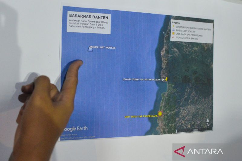 Personel Basarnas Banten menunjukkan peta posisi terakhir kapal yang hilang kontak di Posko SAR Nasional, Pandeglang, Banten, Selasa (8/9/2026). Basarnas menggelar operasi pencarian sebuah kapal cepat yang membawa rombongan jurnalis termasuk pewarta foto LKBN Antara yang dilaporkan hilang kontak di perairan Selat Sunda saat meliput erupsi Gunung Anak Krakatau. Sumber foto: Antara