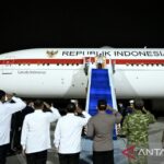 Presiden Prabowo Subianto memberikan salam hormat kepada jajaran menteri yang melepas keberangkatan dirinya ke Vladivostok, Rusia, di Pangkalan Udara TNI AU (Lanud) Halim Perdanakusuma, Jakarta, Selasa (1/9/2026). Sumber foto: Antara