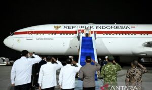 Presiden Prabowo Subianto memberikan salam hormat kepada jajaran menteri yang melepas keberangkatan dirinya ke Vladivostok, Rusia, di Pangkalan Udara TNI AU (Lanud) Halim Perdanakusuma, Jakarta, Selasa (1/9/2026). Sumber foto: Antara Presiden Prabowo Subianto memberikan salam hormat kepada jajaran menteri yang melepas keberangkatan dirinya ke Vladivostok, Rusia, di Pangkalan Udara TNI AU (Lanud) Halim Perdanakusuma, Jakarta, Selasa (1/9/2026). Sumber foto: Antara