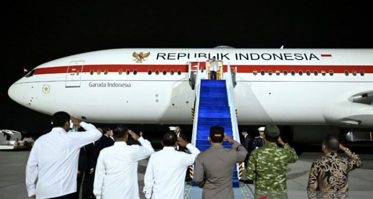 Presiden Prabowo Subianto memberikan salam hormat kepada jajaran menteri yang melepas keberangkatan dirinya ke Vladivostok, Rusia, di Pangkalan Udara TNI AU (Lanud) Halim Perdanakusuma, Jakarta, Selasa (1/9/2026). Sumber foto: Antara
