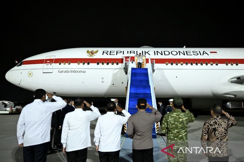 Presiden Prabowo Subianto memberikan salam hormat kepada jajaran menteri yang melepas keberangkatan dirinya ke Vladivostok, Rusia, di Pangkalan Udara TNI AU (Lanud) Halim Perdanakusuma, Jakarta, Selasa (1/9/2026). Sumber foto: Antara Presiden Prabowo Subianto memberikan salam hormat kepada jajaran menteri yang melepas keberangkatan dirinya ke Vladivostok, Rusia, di Pangkalan Udara TNI AU (Lanud) Halim Perdanakusuma, Jakarta, Selasa (1/9/2026). Sumber foto: Antara