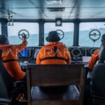 Petugas Basarnas di KN SAR Laksmana 241 melakukan pengamatan saat operasi SAR korban Kapal Motor (KM) Virgo Transport 8 di perairan Laut Jawa, Kalimantan Selatan, Kamis (17/9/2026). Pada hari kelima operasi SAR, Basarnas memperluas area pencarian korban kecelakaan KM Virgo Transport 8 hingga 6.120 mil laut persegi dengan mengerahkan 1.097 personel serta kekuatan udara dan laut di enam sektor pencarian. Sumber foto: Antara