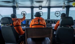 Petugas Basarnas di KN SAR Laksmana 241 melakukan pengamatan saat operasi SAR korban Kapal Motor (KM) Virgo Transport 8 di perairan Laut Jawa, Kalimantan Selatan, Kamis (17/9/2026). Pada hari kelima operasi SAR, Basarnas memperluas area pencarian korban kecelakaan KM Virgo Transport 8 hingga 6.120 mil laut persegi dengan mengerahkan 1.097 personel serta kekuatan udara dan laut di enam sektor pencarian. Sumber foto: Antara