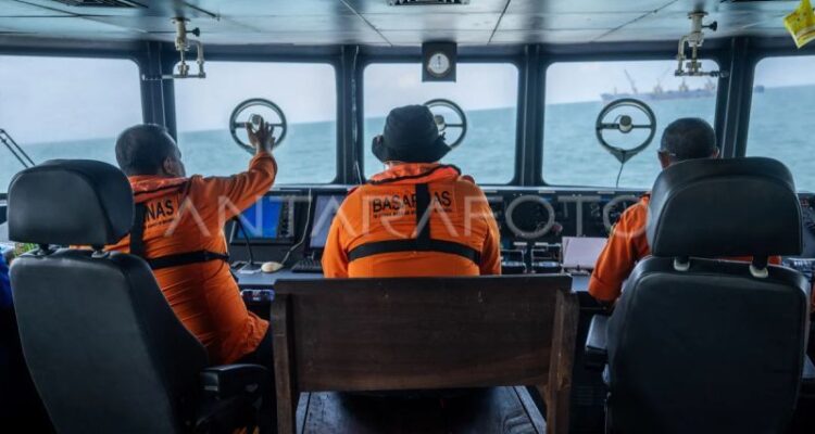 Petugas Basarnas di KN SAR Laksmana 241 melakukan pengamatan saat operasi SAR korban Kapal Motor (KM) Virgo Transport 8 di perairan Laut Jawa, Kalimantan Selatan, Kamis (17/9/2026). Pada hari kelima operasi SAR, Basarnas memperluas area pencarian korban kecelakaan KM Virgo Transport 8 hingga 6.120 mil laut persegi dengan mengerahkan 1.097 personel serta kekuatan udara dan laut di enam sektor pencarian. Sumber foto: Antara