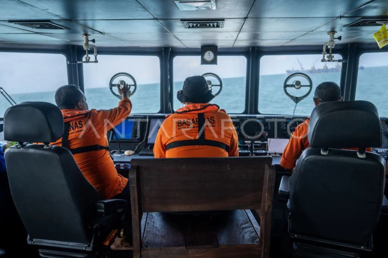 Petugas Basarnas di KN SAR Laksmana 241 melakukan pengamatan saat operasi SAR korban Kapal Motor (KM) Virgo Transport 8 di perairan Laut Jawa, Kalimantan Selatan, Kamis (17/9/2026). Pada hari kelima operasi SAR, Basarnas memperluas area pencarian korban kecelakaan KM Virgo Transport 8 hingga 6.120 mil laut persegi dengan mengerahkan 1.097 personel serta kekuatan udara dan laut di enam sektor pencarian. Sumber foto: Antara